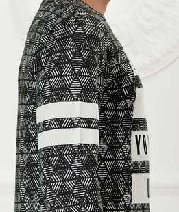 Ανδρική μακριά μπλούζα με μικρά τρίγωνα