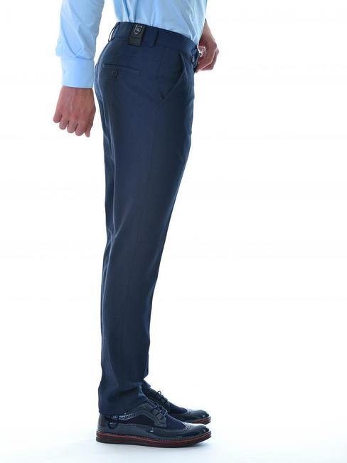 Ανδρικό εφαρμοστό παντελόνι από ανάγλυφο ύφασμα σκούρο μπλε χρώμα 