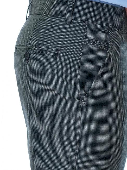 Ανδρικό εφαρμοστό παντελόνι μαύρο χρώμα από ανάγλυφο ύφασμα