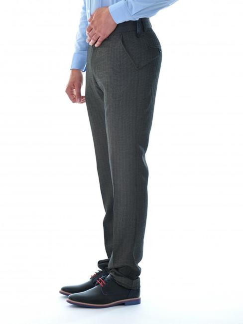 Ανδρικό εφαρμοστό παντελόνι με 5 τσέπες από ανάγλυφο ύφασμαμαύρο χρώμα