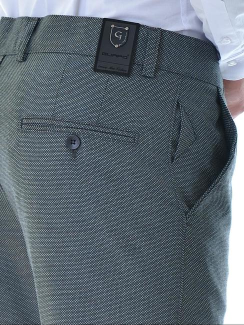 Ανδρικό γκρι εφαρμοστό παντελόνι από ανάγλυφο ύφασμα