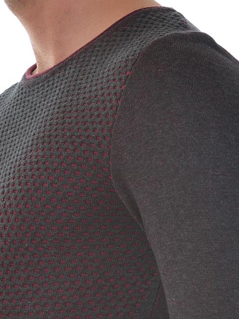 Ανδρικό σκούρο γκρι πουλόβερ με γιακά γύρω από το λαιμό με κόκκινες ρίγες