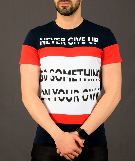 Ανδρικό σκούρο μπλε και λευκό μπλουζάκι με κόκκινη γραμμή και μαύρη επιγραφή