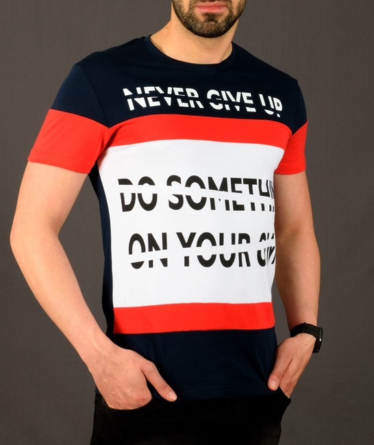 Ανδρικό σκούρο μπλε και λευκό μπλουζάκι με κόκκινη γραμμή και μαύρη επιγραφή