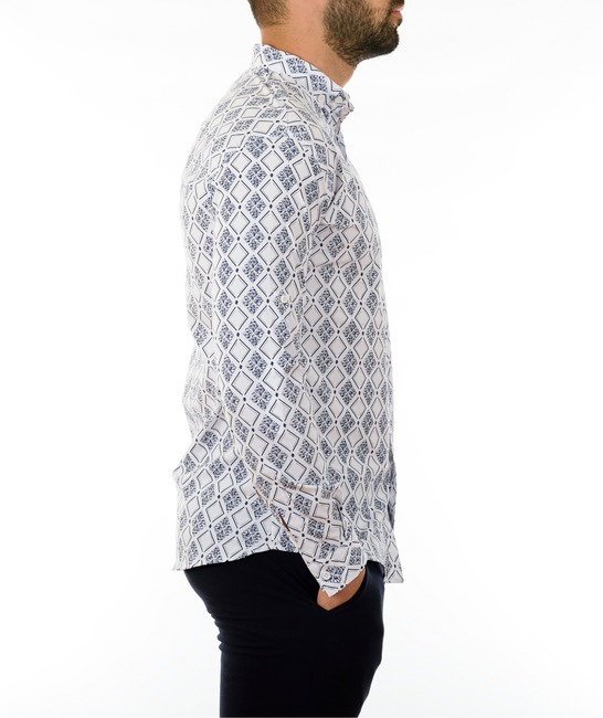Ανδρικό λευκό πουκάμισο με μπλε ρομβοειδή