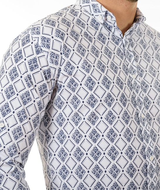 Ανδρικό λευκό πουκάμισο με μπλε ρομβοειδή
