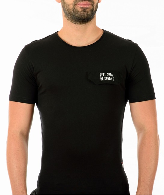 Ανδρικό μαύρο μπλουζάκι με μικρή τσέπη και επιγραφή