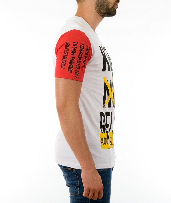 Ανδρικό λευκό μπλουζάκι με έγχρωμη επιγραφή και κόκκινα μανίκια