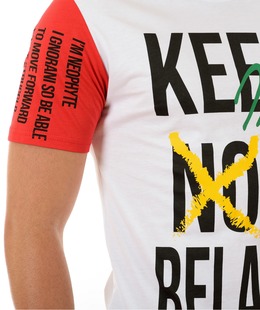 Ανδρικό λευκό μπλουζάκι με έγχρωμη επιγραφή και κόκκινα μανίκια