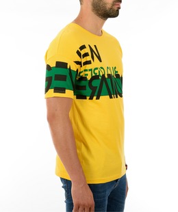 Ανδρικό κίτρινο μπλουζάκι με πράσινη λωρίδα και μαύρη επιγραφή