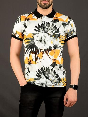 01 - Ανδρικό λευκό μπλουζάκι με γιακά κίτρινα λουλούδια και φύλλα φοίνικα