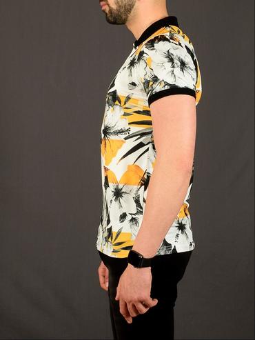 01 - Ανδρικό λευκό μπλουζάκι με γιακά κίτρινα λουλούδια και φύλλα φοίνικα