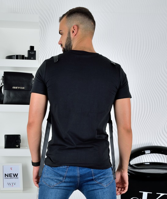 Μαύρο ανδρικό μπλουζάκι με καφέ τσαντάκι στο μπροστινό μέρος