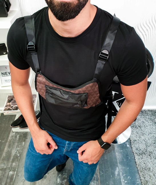 Μαύρο ανδρικό μπλουζάκι με καφέ τσαντάκι στο μπροστινό μέρος