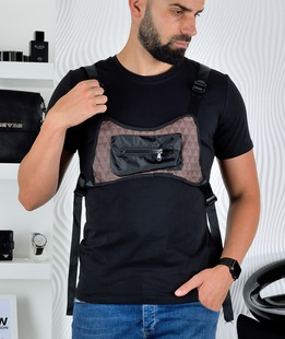 Μαύρο ανδρικό μπλουζάκι με καφέ τσαντάκι στο μπροστινό μέρος