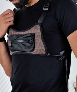 Μαύρο ανδρικό μπλουζάκι με καφέ τσαντάκι στο μπροστινό μέρος