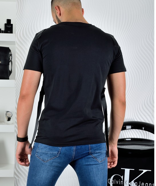 Μαύρο ανδρικό μπλουζάκι με μαύρο τσαντάκι στο μπροστινό μέρος