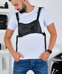 Λευκό ανδρικό μπλουζάκι με μαύρο τσαντάκι στο μπροστινό μέρος