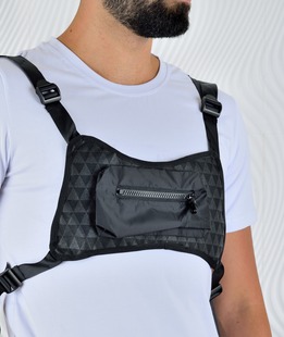 Λευκό ανδρικό μπλουζάκι με μαύρο τσαντάκι στο μπροστινό μέρος