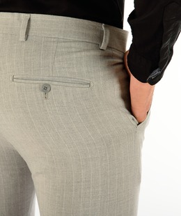 Ανδρικό γκρι παντελόνι με λεπτές άσπρες ρίγες