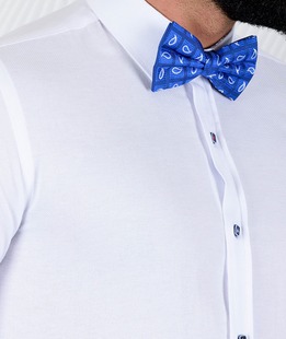  Ανδρικό λευκό πουκάμισο από ανάγλυφο ύφασμα με μπλε κουμπιά