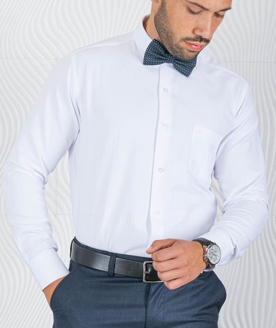 Ανδρικό λευκό πουκάμισο σε διακριτική λευκή διακόσμηση με τσέπη