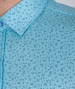 Μπλε ανδρικό πουκάμισο με τοξωτά μαύρα στοιχεία