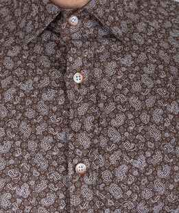 Ανδρικό καφέ πουκάμισο με λευκά στοιχεία paisley
