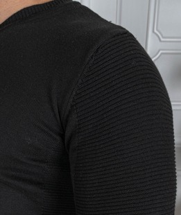 Ανδρικό μαύρο πουλόβερ με λαιμόκοψη V Ανδρικό μαύρο πουλόβερ με λαιμόκοψη V