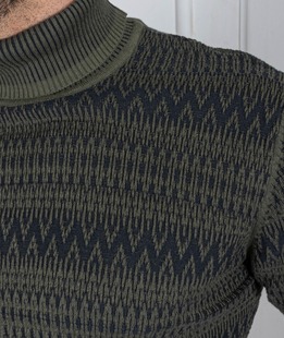 Ανδρικό πουλόβερ με γιακά πόλο με διακοσμητικά ζιγκ ζαγκ πράσινο χρώμα