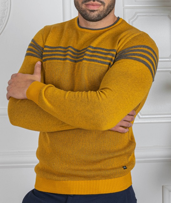 Ανδρικό πουλόβερ σε χρώμα μουστάρδας με οριζόντιες ρίγες