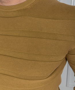 Ανδρικό πουλόβερ με οριζόντιες ρίγες σκούρο χρώμα μουστάρδας