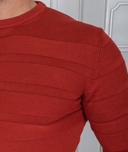 Ανδρικό πουλόβερ με οριζόντιες ρίγες  κόκκινο χρώμα