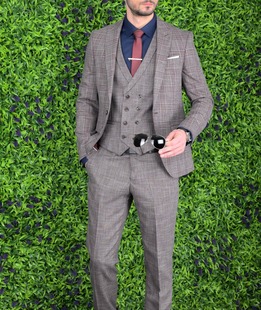 Κομψό κοστούμι τριών τεμαχίων σε μπορντό