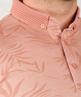 Ανδρικό μπλουζάκι σε χρώμα πουδρα με γιακά σε τροπικά φύλλα