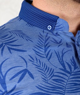 Ανδρικό μπλε μπλουζάκι με γιακά σε τροπικά φύλλα
