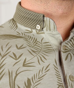 Ανδρικό πράσινο μπλουζάκι με γιακά σε τροπικά φύλλα