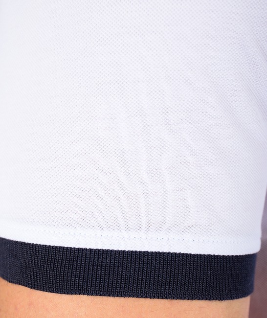Λευκό ανδρικό μπλουζάκι με σκούρο μπλε γιακά