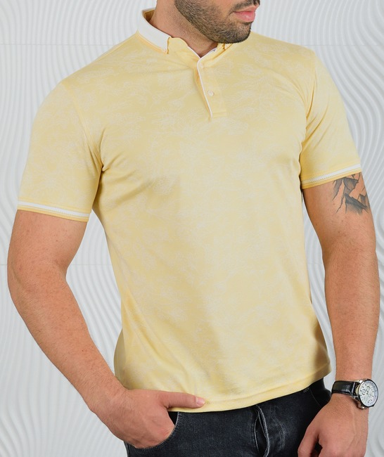 Ανδρικό μπλουζάκι πόλο με ανοιχτό κίτρινο χρώμα με λευκά λουλούδια