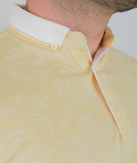 Ανδρικό μπλουζάκι πόλο με ανοιχτό κίτρινο χρώμα με λευκά λουλούδια