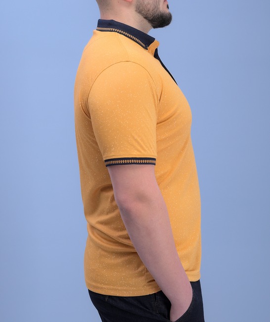 Ανδρικό μπλουζάκι με γιακά μοτίβο σε χρώμα μουσταρδί 