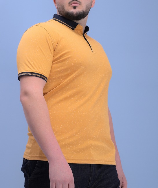 Ανδρικό μπλουζάκι με γιακά μοτίβο σε χρώμα μουσταρδί 