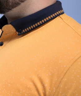 Ανδρικό μπλουζάκι με γιακά μοτίβο σε χρώμα μουσταρδί 