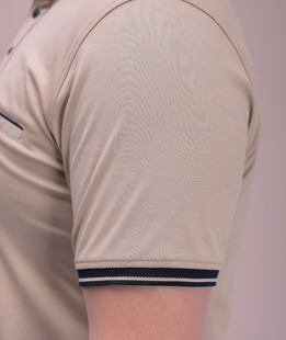 Μπεζ μπλουζάκι με διακοσμητική τσέπη μεγάλου μεγέθους