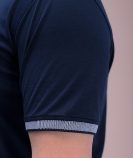 Σκούρο μπλε ανδρικό μπλουζάκι μεγάλου μεγέθους με γιακά και λογότυπο