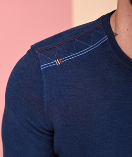 Ανδρική μπλε μπλούζα με κεντημένο λογότυπο και στοιχειά 