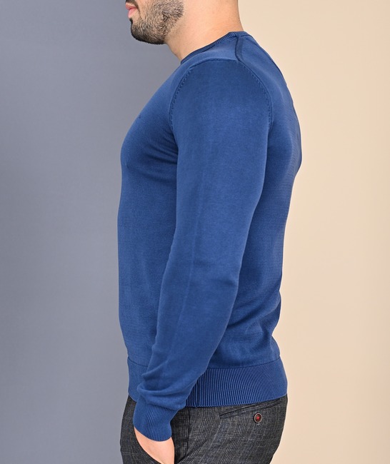 Ανδρικό πουλόβερ με στρογγυλή λαιμόκοψη και στοιχεία μπλε χρώμα