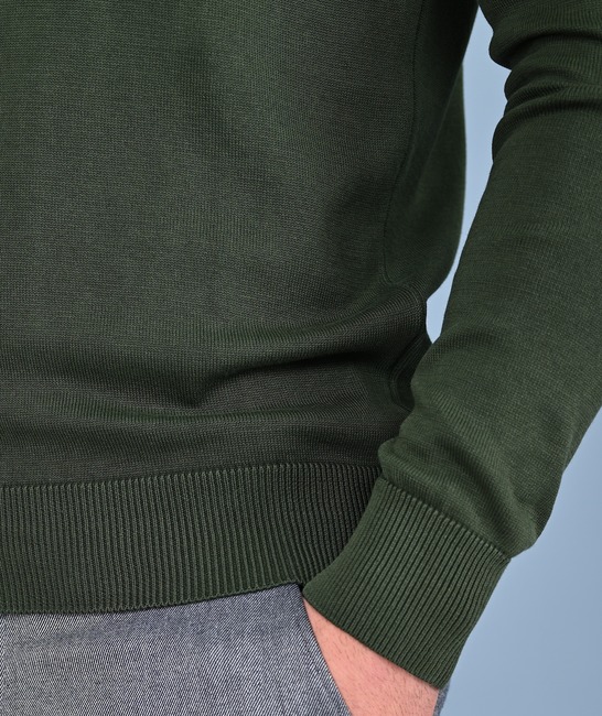 Ανδρικό πράσινο πουλόβερ με στρογγυλή λαιμόκοψη και σχέδια