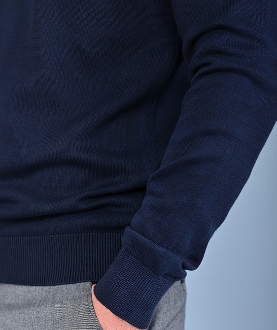 Ανδρικό σκούρο μπλε πουλόβερ με στρογγυλή λαιμόκοψη και σχέδια
