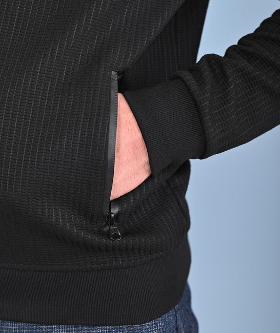 Ανδρικό μαύρο μπουφάν με δύο τσέπες ριγέ 